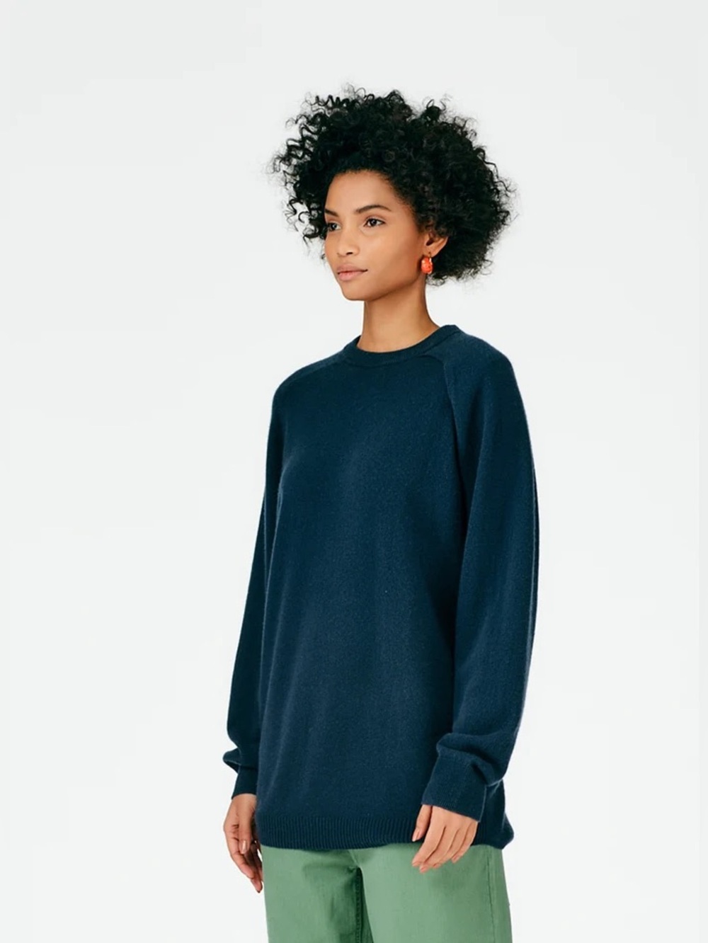 $625 Feather Weight Cashmere Cutout Sleeve Pullover In Dark Slate - Picture 4 of 10